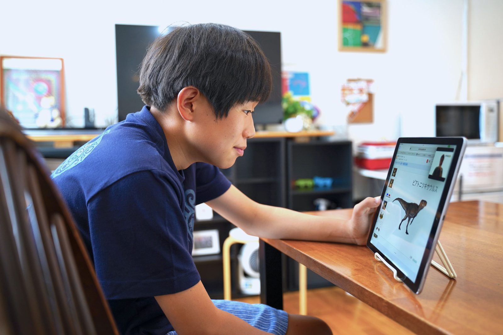 タブレットでオンライン教育支援センターに参加する子どもの様子
